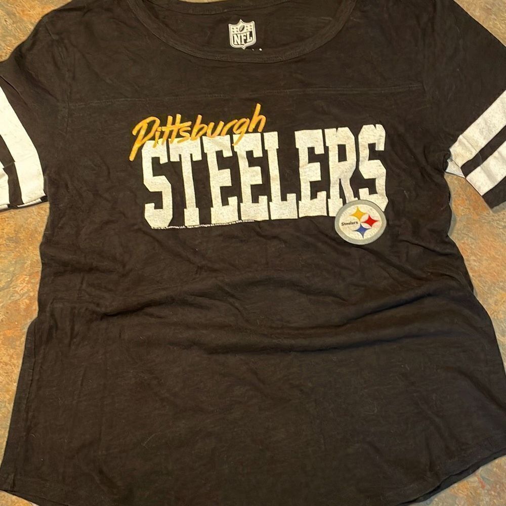 NFL Team Apparel Pittsburgh Steelers Woman’s Medium Tee Shirt Scoop Neck
